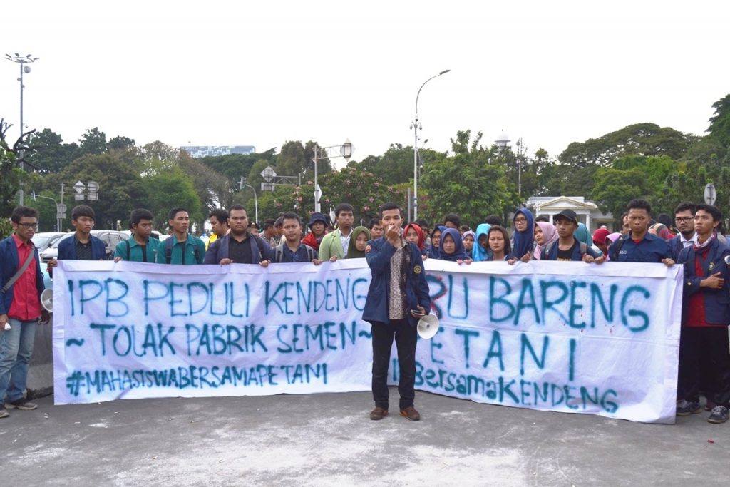 Mahasiswa aliansi BEM SI bersama menyuarakan suaranya (Foto oleh : Hanifah H)