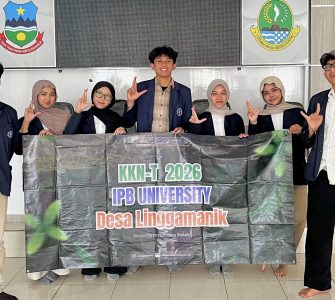 Urutan kiri ke kanan: Jhon Yabes Otniel Sirait (Media Branding), Shania Alifia Ardi (Bendahara), Ishya Fardha Maghfira (Acara), Qiyamun Eka Paksiyadi (Koordinator Desa), Annisa Damayanti (Sekretaris), Chessa Nadya Okdita (Media Branding), Irfan Zaidan (Humas).