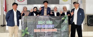 Urutan kiri ke kanan: Jhon Yabes Otniel Sirait (Media Branding), Shania Alifia Ardi (Bendahara), Ishya Fardha Maghfira (Acara), Qiyamun Eka Paksiyadi (Koordinator Desa), Annisa Damayanti (Sekretaris), Chessa Nadya Okdita (Media Branding), Irfan Zaidan (Humas).