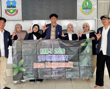 Urutan kiri ke kanan: Jhon Yabes Otniel Sirait (Media Branding), Shania Alifia Ardi (Bendahara), Ishya Fardha Maghfira (Acara), Qiyamun Eka Paksiyadi (Koordinator Desa), Annisa Damayanti (Sekretaris), Chessa Nadya Okdita (Media Branding), Irfan Zaidan (Humas).