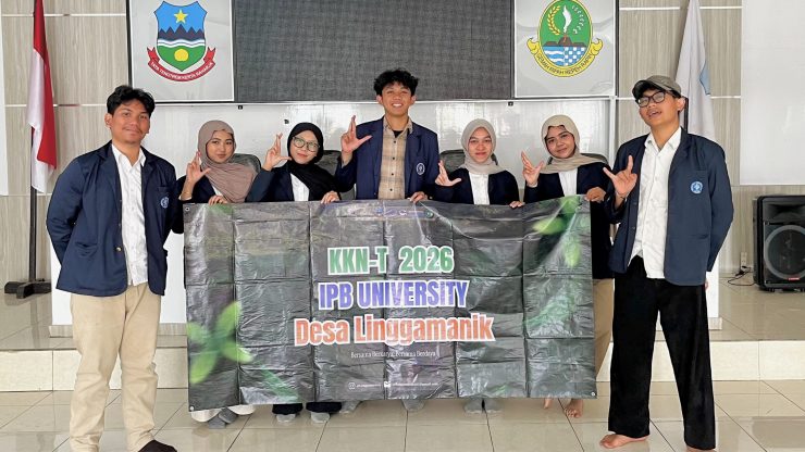 Urutan kiri ke kanan: Jhon Yabes Otniel Sirait (Media Branding), Shania Alifia Ardi (Bendahara), Ishya Fardha Maghfira (Acara), Qiyamun Eka Paksiyadi (Koordinator Desa), Annisa Damayanti (Sekretaris), Chessa Nadya Okdita (Media Branding), Irfan Zaidan (Humas).